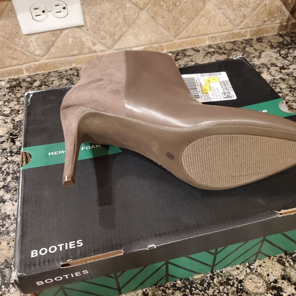Worthington Lorna Taupe bootie - Picture 3 of 4